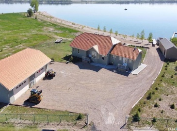 400 Lakeshore DRIVE, Wee Too Beach, Saskatchewan S0G 1C0, 2 Bedrooms Bedrooms, 12 Rooms Rooms,3 BathroomsBathrooms,Acreage,For Sale,Sarnia RM No. 221,Lakeshore,SK973969