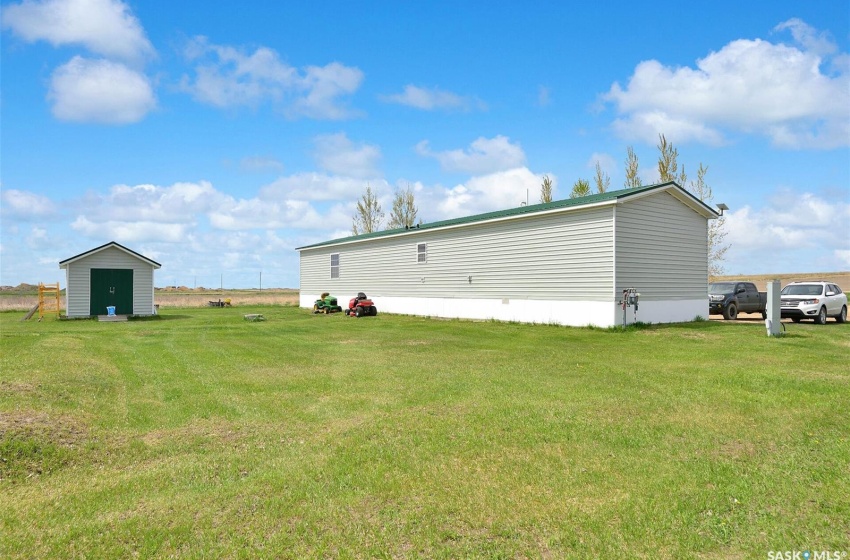 View of yard featuring an outdoor structure