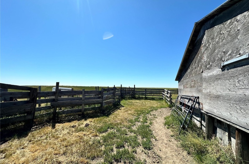 Rural Address, Excelsior Rm No. 166, Saskatchewan S9H 2P0, 4 Bedrooms Bedrooms, 11 Rooms Rooms,1 BathroomBathrooms,Acreage,For Sale,Beaver Flat Acreage,Rural Address,SK974828