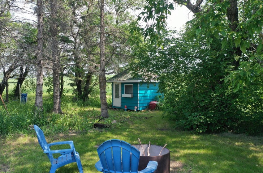 View of yard featuring an outdoor structure