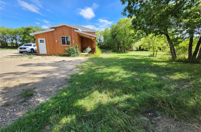 View of yard featuring an outdoor structure