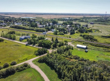 100 Ebenal WAY, Mclean, Saskatchewan S0G 3E0, 3 Bedrooms Bedrooms, 14 Rooms Rooms,2 BathroomsBathrooms,Acreage,For Sale,Village of McLean Acreage,Ebenal,SK982593