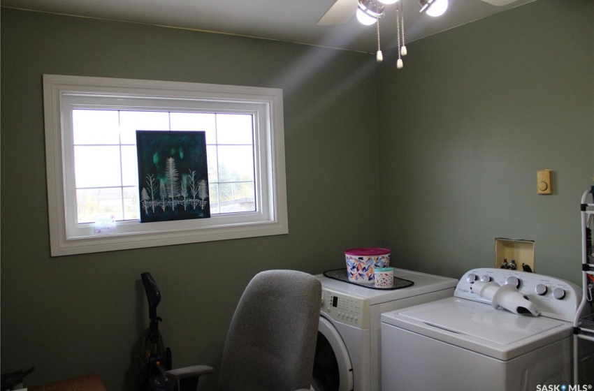 Laundry room with washing machine and clothes dryer and ceiling fan