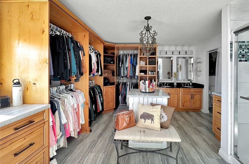 Walk in closet with 4 pc bathroom