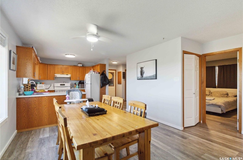 Dining area featuring a textured ceiling, vinyl plank flooring, and ceiling fan