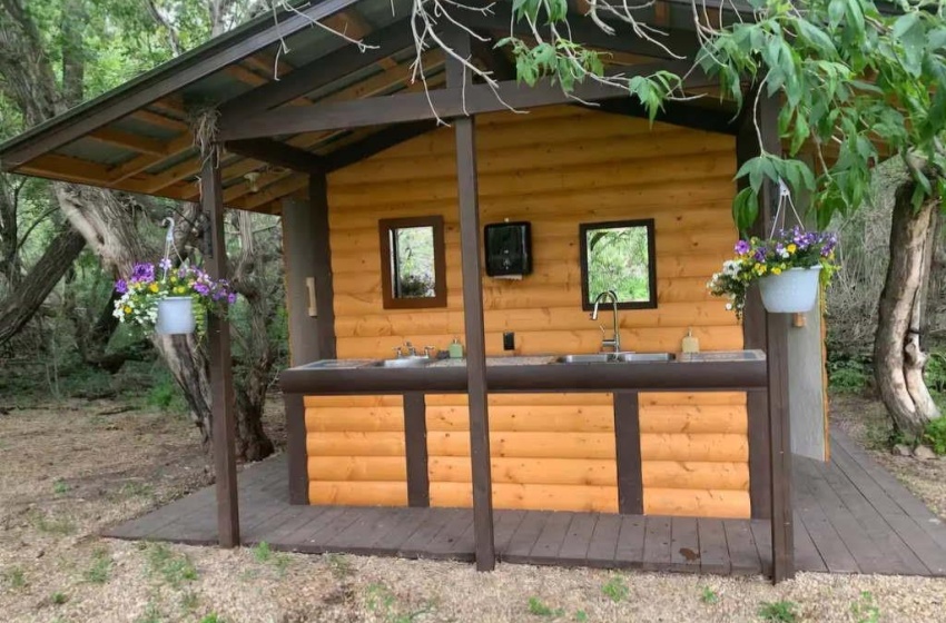 Seasonal Shower house for Air Bnb Guests