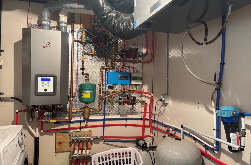 Utility room with washer / clothes dryer and water heater