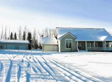 Rural Address, Hoodoo Rm No. 401, Saskatchewan S0K 4P0, 2 Bedrooms Bedrooms, 12 Rooms Rooms,2 BathroomsBathrooms,Acreage,For Sale,Wakaw Lake Acreage,Rural Address,SK996896